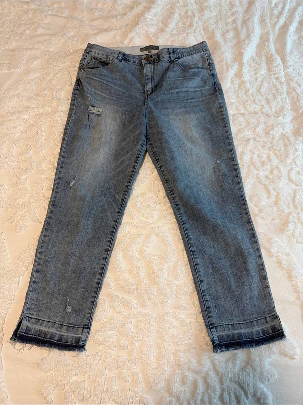 Wit & Wisdom Light Blue Distressed Capri Jeans. Elastic Waist. Size 14.